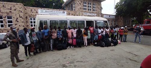 Cesfront detiene 28 haitianos a bordo de un autobús en Montecristi