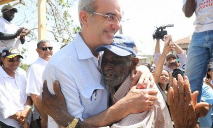 Abinader promete ayuda a Samaná