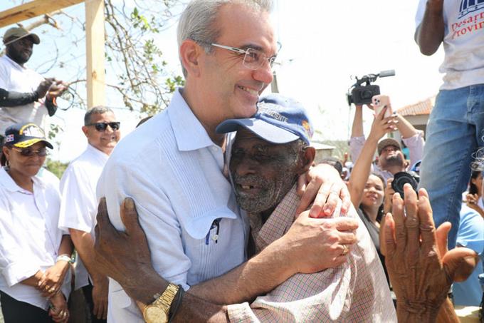 Abinader promete ayuda a Samaná