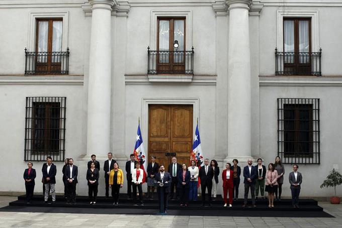 Boric cambia hacia centroizquierda tras fracaso Constitución