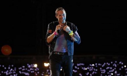 Coldplay regala afiches, gorras y juguetes a niños hospitalizados en Bogotá