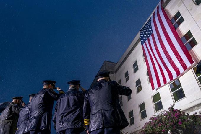 Estados Unidos honra a los caídos el 11 de septiembreEstados Unidos honró ayer domingo la memoria de las casi 3,000 personas muertas en los ataques del 11 de septiembre de 2001, que cambiaron “el curso de la historia estadounidense”, según el presidente Joe Biden.  En Nueva York, una multitud reunida cerca del impresionante museo y memorial en Manhattan guardó silencio durante dos minutos, a las 8H46 y a las 9H03 (12H46 y 13H03 GMT), las horas exactas en que dos aviones secuestrados por comandos islamistas se estrellaron contra las torres Norte y Sur del World Trade Center, derrumbándose luego en un diluvio de acero y polvo. Entre el público, la vicepresidenta Kamala Harris escuchó la larga lista de nombres de víctimas. Biden participó en otra ceremonia, en el Pentágono, contra el cual también se estrelló un avión.  “Si bien el dolor se desvanece un poco con el tiempo, la ausencia permanente de mi padre es tan palpable como siempre”, dijo el hijo de Jon Leslie Albert después de leer los nombres de varias víctimas, incluido el de su padre.  En un llamado a las figuras políticas presentes a sanar las profundas divisiones de Estados Unidos, otro familiar de una víctima dijo que “no se debería necesitar otra tragedia para unir a nuestra nación”.  El 11 de septiembre de 2001, 2.977 personas murieron en los atentados más mortíferos de la historia, cometidos por la organización yihadista Al Qaida.  Dos aviones impactaron contra dos torres del World Trade Center en Nueva York, un tercero lo hizo contra el Pentágono y un cuarto, que parecía tener como objetivo el Capitolio o la Casa Blanca, se estrelló en una zona boscosa en Shanksville, Pensilvania, tras una rebelión de pasajeros.  Nadie a bordo de los cuatro aviones comerciales secuestrados sobrevivió.  Anoche sábado, Nueva York se iluminó con un “Tributo a la luz” que mostraba dos rayos azules proyectados en el cielo nocturno, simbolizando las Torres Gemelas.  Sepa más  Joe Biden.  Con aspecto solemne y con una mano en el corazón, Biden participó en una ceremonia de colocación de flores cerca del inmenso edificio sede del Departamento de D