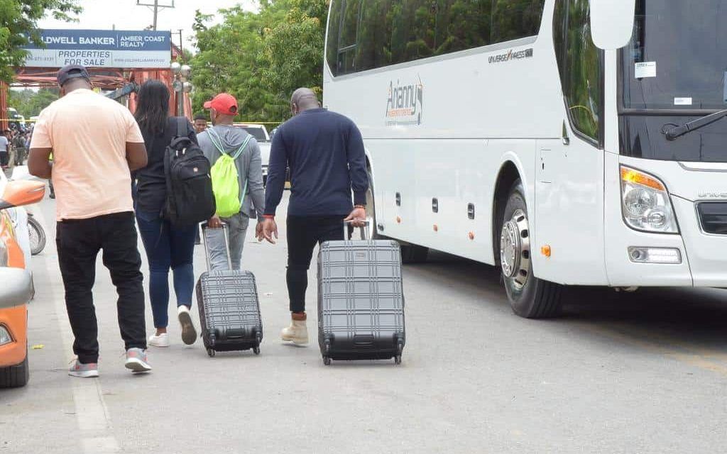 Turistas se ven obligados a cruzar a pie deteriorado puente en Puerto Plata
