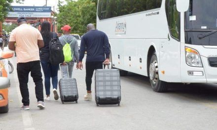 Turistas se ven obligados a cruzar a pie deteriorado puente en Puerto Plata