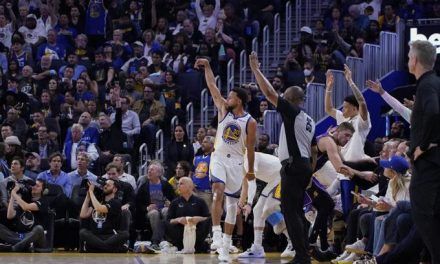 Warriors inician defensa de título, aplastan a los Lakers