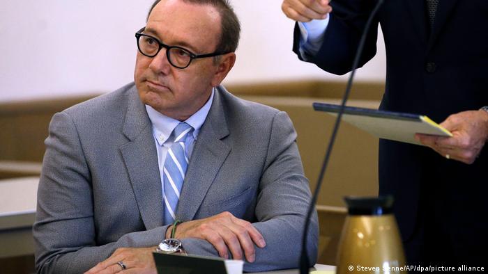 Kevin Spacey comparece al comenzar juicio en su contra en Nueva York