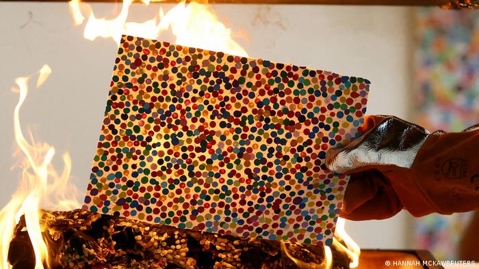 Artista británico Damien Hirst quema sus obras durante transmisión en vivo