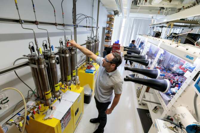 Material fabricable como un plástico pero que conduce electricidad como un metal