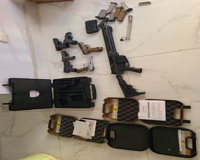 Policía en Bani brinda apoyo al MP y Aduanas ocupando un Fusil de alto calibre, seis pistolas y demás pertrechos