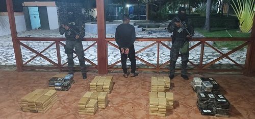 DNCD apresa a un colombiano y confisca 239 paquetes de presunta cocaína en Peravia