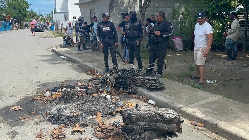 Agente Digesett propina disparo al síndico de El Aguacate; comunitarios queman motocicleta