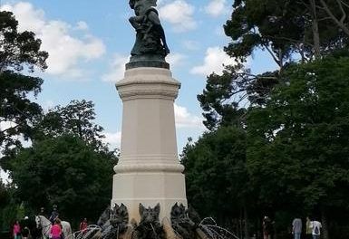 El ‘Ángel Caído’ se levanta en el Parque del Retiro