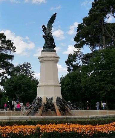 El ‘Ángel Caído’ se levanta en el Parque del Retiro