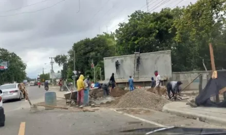 Denuncian ayuntamiento Dajabón contrata haitianos ilegales para construir obras