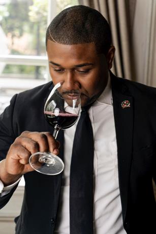 Miguel Zarzuela, experto en vinos: lo logró fregando platos y exprimiendo limones