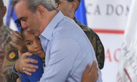 El presidente entrega dos planteles para estudiantes de SDE