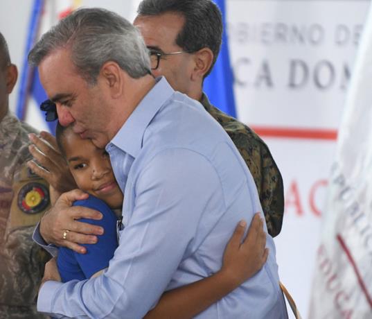 El presidente entrega dos planteles para estudiantes de SDE