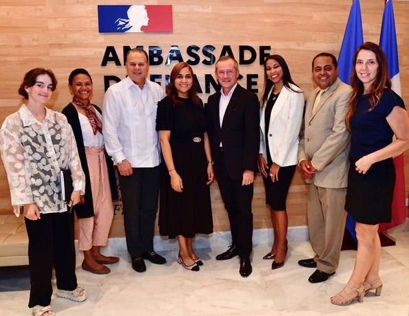 Profesionales dominicanos formados en Francia se unen para aportar a su país