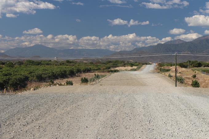 Denuncian construcción de la avenida de Circunvalación de Baní tiene más de un mes paralizada