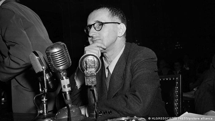 Bertolt Brecht cumple 125 años y está en todos los teatros del mundo