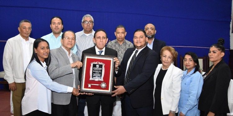 Ayuntamiento SFM entrega la Llave de la Ciudad al filántropo doctor Cruz Jiminian