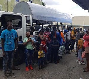 PN retiene minibús con 27 haitianos indocumentados en San Juan