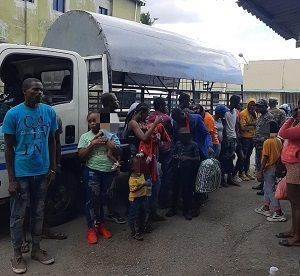 PN retiene minibús con 27 haitianos indocumentados en San Juan