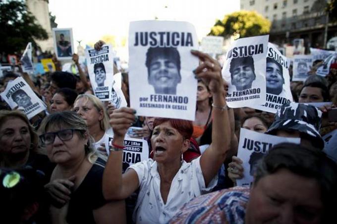 Condenan a prisión perpetua a 5 que asesinaron a un joven