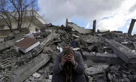 Los rescatistas luchan contra el tiempo, luego de 7,800 muertes