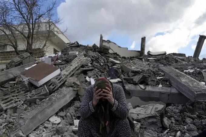 Los rescatistas luchan contra el tiempo, luego de 7,800 muertes