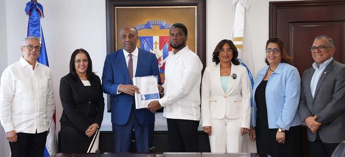 Ministro Almonte entrega a Cámara de Cuentas, Contraloría y a Marranzini la auditoría técnico-forense de Punta Catalina