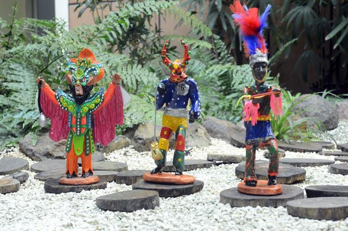 Piezas de colección del folklore y el carnaval que resaltan la dominicanidad
