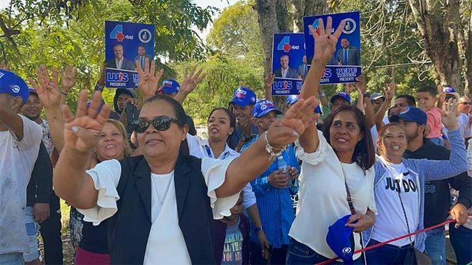 Tambores de reelección suenan en actos de Abinader
