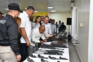 Interior y Policía recibe 104 armas ilegales en Azua; se elevan a 5,682 ocupadas a nivel nacional