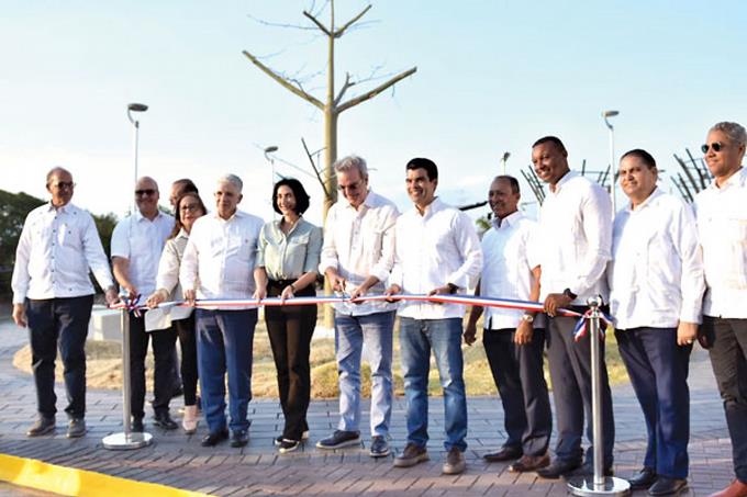 Abinader inició y entregó obras en Santiago