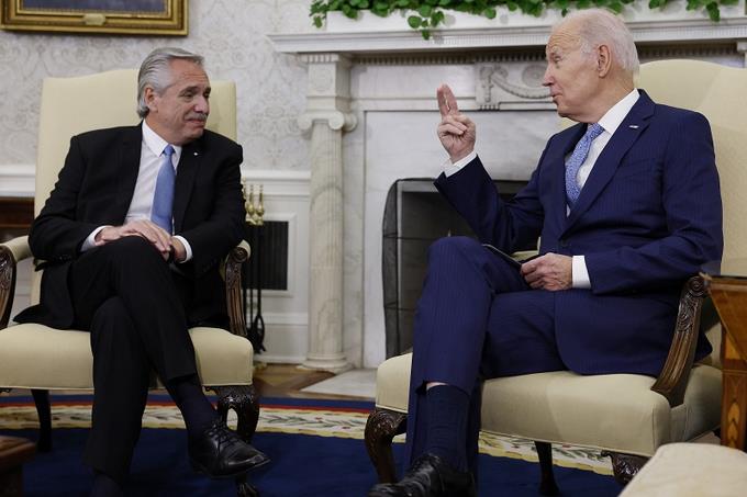 Alberto Fernández vuelve a Argentina con el apoyo de Biden frente a la crisis