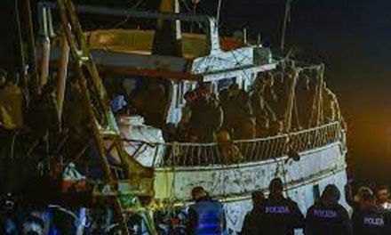 Barcos italianos trasladan a cientos de migrantes a tierra