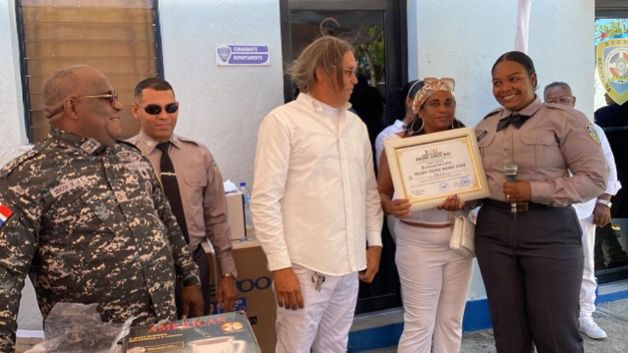 El Director y subdirector de la Dirección Regional Sur Central reciben reconocimientos junto 30 agentes policiales en Baní