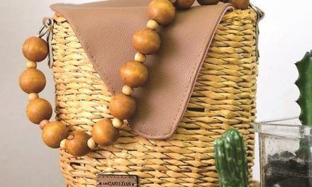 Casilda Heredia crea bolsos y carteras con desperdicios de papel industrial. Las Casildas: amor transformado en arte Cestería, macramé y pedrería. Elabora brazaletes, collares, aretes, carteras, sandalias, lámparas, cestas y lencería del hogar. Fotos: Marcos Nova  Las Casildas: amor transformado en arteLas Casildas: amor transformado en arteLas Casildas: amor transformado en arteLas Casildas: amor transformado en arteLas Casildas: amor transformado en arteLas Casildas: amor transformado en arte Patricia Acosta @revistaalamoda Santo Domingo, RD Se dice que todo lo que puede hacerse con las manos lleva plasmado amor. Así se refieren a las obras de artesanía. Es una manualidad que requiere de creatividad y corazón. Por eso, a quienes se entregan a esta labor se les considera artistas. Casilda es una de ellos.  Es un ser humano que transmite fortaleza, que tiene la ternura como material principal en cada una de sus creaciones. Pero no solo lo percibes. Muy segura, y con postura elegante, respondió: “Casilda Heredia es una mujer creyente en Dios, familiar, amigable, amorosa y dedicada a las cosas que le gusta hacer”.  La conversación se dio mientras tomaba café y entrelazaba ‘sus varillas’ para terminar una cartera. Lo hacía con una sonrisa en los ojos. Sí, en los ojos. Es que su pasión por lo que hace no pasa inadvertida. La refleja en todo su rostro, hasta escarcha pudo sentirse en el ambiente.   Dio el primer sorbo a su taza y comenzó a contar su historia. Hacer manualidades fue una actividad que vio hacer a su abuela materna. Después de ir a la escuela a recogerla, pasaba por talleres de costura en busca de retazos de tela, con los que hacía bolsos para sus nietos.   Casilda llegó a usar algunos para asistir a sus clases. También recuerda que, en las tardes, cuando estaba en la primaria, se quedaba para tomar clases de ‘Educación para el hogar’, una materia especial impartida por monjas en la Escuela Católica Cristo Rey, en Barahona. “Allí inició mi curiosidad y amor por las artes manuales. Pero creo que estaba en la sangre”, afirma.  ‘Las Casildas’ es un proyecto que nace a través de un grupo de amigos que la motivaron a que ese arte que elaboraba con las manos, y que tenía guardado solo para ella, llegara a otro nivel. “Por siempre les estaré agradecida, por siempre. Ellos saben quiénes son. Fueron mi motivación e impulso. Con su insistencia, me enseñaron que no podía tenerlo oculto. Me demostraron que hay muchas personas que disfrutan también de este tipo de piezas. ¡‘Las Casildas’ por siempre!”, dice, emocionada.  Cada pieza es única, todas significan mucho para ella. “Es una satisfacción hermosa y una de las más grandes. Cada cartera, collar, sandalia que elaboro es un trofeo para mí y confieso que ese sentimiento de ‘satisfacción’ me llega desde que imagino el diseño, agarro un pedazo de papel y hago un boceto de lo que voy a elaborar. Lograrlo es sinónimo de alegría y gozo. Desde que lo termino, inmediatamente me lo celebro sola, en grande, y me lo aplaudo, porque pude hacerlo”, confiesa Casilda  También se dice que “ser artesano es dejar que el alma salga a la luz”. Quizás es la razón principal por la que expresa que hacerlo, para ella, es terapia. “Me desestresa. No hay calmante más relajante para mí que cuando me sumerjo en la elaboración de una pieza hecha a mano. Esa es mi máxima diversión”, agrega.  Terminó el encuentro explicando que ‘Las Casildas’ no son solo bolsos y carteras, son una serie de artículos apoyados y elaborados con papel industrializado reciclado. Llega a sus manos en hojas, que luego convierte en varillas. Después, las pinta, impermeabiliza, seca y termina entrelazando para obtener el producto final. Además, invitó a todos los lectores que crean y consumen moda sostenible a conocer más de su producto.