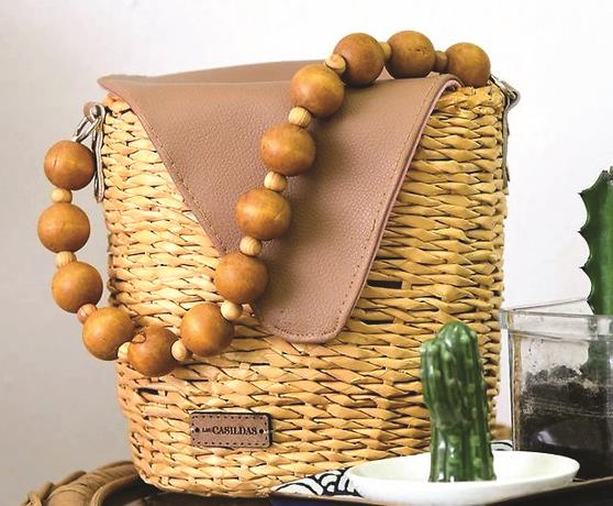 Casilda Heredia crea bolsos y carteras con desperdicios de papel industrial. Las Casildas: amor transformado en arte Cestería, macramé y pedrería. Elabora brazaletes, collares, aretes, carteras, sandalias, lámparas, cestas y lencería del hogar. Fotos: Marcos Nova  Las Casildas: amor transformado en arteLas Casildas: amor transformado en arteLas Casildas: amor transformado en arteLas Casildas: amor transformado en arteLas Casildas: amor transformado en arteLas Casildas: amor transformado en arte Patricia Acosta @revistaalamoda Santo Domingo, RD Se dice que todo lo que puede hacerse con las manos lleva plasmado amor. Así se refieren a las obras de artesanía. Es una manualidad que requiere de creatividad y corazón. Por eso, a quienes se entregan a esta labor se les considera artistas. Casilda es una de ellos.  Es un ser humano que transmite fortaleza, que tiene la ternura como material principal en cada una de sus creaciones. Pero no solo lo percibes. Muy segura, y con postura elegante, respondió: “Casilda Heredia es una mujer creyente en Dios, familiar, amigable, amorosa y dedicada a las cosas que le gusta hacer”.  La conversación se dio mientras tomaba café y entrelazaba ‘sus varillas’ para terminar una cartera. Lo hacía con una sonrisa en los ojos. Sí, en los ojos. Es que su pasión por lo que hace no pasa inadvertida. La refleja en todo su rostro, hasta escarcha pudo sentirse en el ambiente.   Dio el primer sorbo a su taza y comenzó a contar su historia. Hacer manualidades fue una actividad que vio hacer a su abuela materna. Después de ir a la escuela a recogerla, pasaba por talleres de costura en busca de retazos de tela, con los que hacía bolsos para sus nietos.   Casilda llegó a usar algunos para asistir a sus clases. También recuerda que, en las tardes, cuando estaba en la primaria, se quedaba para tomar clases de ‘Educación para el hogar’, una materia especial impartida por monjas en la Escuela Católica Cristo Rey, en Barahona. “Allí inició mi curiosidad y amor por las artes manuales. Pero creo que estaba en la sangre”, afirma.  ‘Las Casildas’ es un proyecto que nace a través de un grupo de amigos que la motivaron a que ese arte que elaboraba con las manos, y que tenía guardado solo para ella, llegara a otro nivel. “Por siempre les estaré agradecida, por siempre. Ellos saben quiénes son. Fueron mi motivación e impulso. Con su insistencia, me enseñaron que no podía tenerlo oculto. Me demostraron que hay muchas personas que disfrutan también de este tipo de piezas. ¡‘Las Casildas’ por siempre!”, dice, emocionada.  Cada pieza es única, todas significan mucho para ella. “Es una satisfacción hermosa y una de las más grandes. Cada cartera, collar, sandalia que elaboro es un trofeo para mí y confieso que ese sentimiento de ‘satisfacción’ me llega desde que imagino el diseño, agarro un pedazo de papel y hago un boceto de lo que voy a elaborar. Lograrlo es sinónimo de alegría y gozo. Desde que lo termino, inmediatamente me lo celebro sola, en grande, y me lo aplaudo, porque pude hacerlo”, confiesa Casilda  También se dice que “ser artesano es dejar que el alma salga a la luz”. Quizás es la razón principal por la que expresa que hacerlo, para ella, es terapia. “Me desestresa. No hay calmante más relajante para mí que cuando me sumerjo en la elaboración de una pieza hecha a mano. Esa es mi máxima diversión”, agrega.  Terminó el encuentro explicando que ‘Las Casildas’ no son solo bolsos y carteras, son una serie de artículos apoyados y elaborados con papel industrializado reciclado. Llega a sus manos en hojas, que luego convierte en varillas. Después, las pinta, impermeabiliza, seca y termina entrelazando para obtener el producto final. Además, invitó a todos los lectores que crean y consumen moda sostenible a conocer más de su producto.