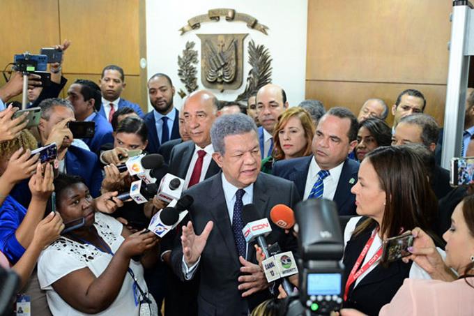Leonel deposita padrón con 1.5 millones de afiliados