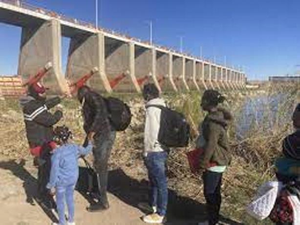 Miles de migrantes llegan a línea divisoria México-EE.UU. para exigir entrada