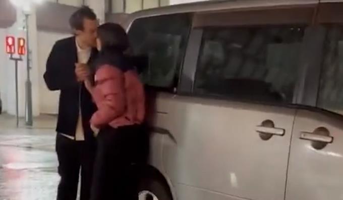 Un apasionado beso callejero pone al descubierto los amores de Harry Styles y Emily Ratajkowski