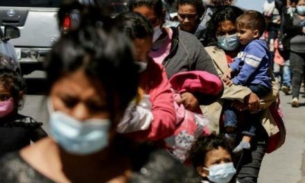 Perú impide la entrada a decenas de migrantes, la mayoría venezolanos