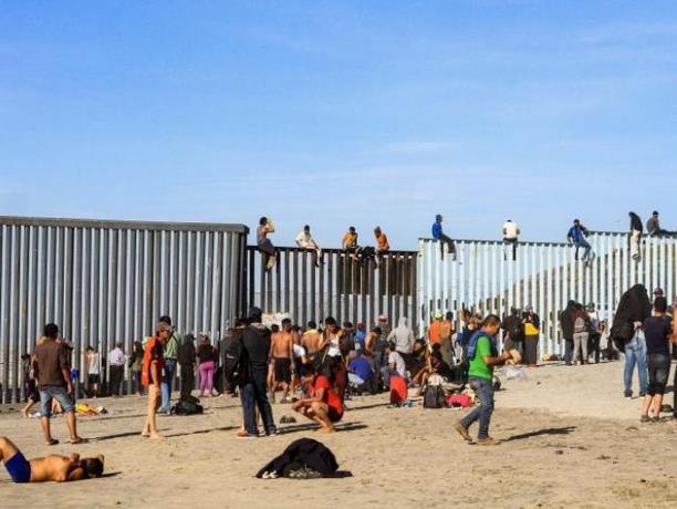 Menor y agente resultan heridos en intento de cruce forzoso de migrantes a EEUU