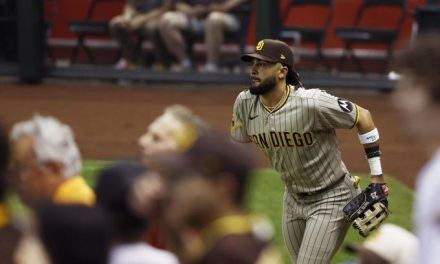 Tatis, de 5-0, regresa a la acción entre aplausos y abucheos