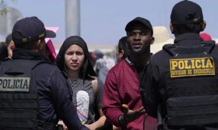 La agonía de inmigrantes ante un muro de agentes fronterizos