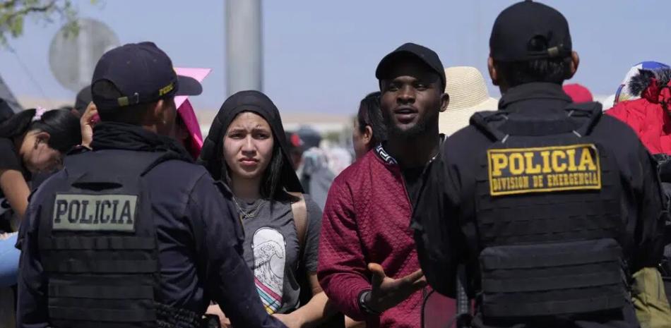 La agonía de inmigrantes ante un muro de agentes fronterizos