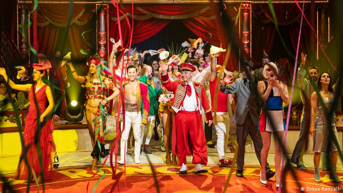 El toque latino que conquista a los alemanes en el circo Roncalli