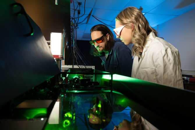 Material ultradelgado que podría duplicar la eficiencia de células solares